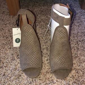 NWT size 7 tan heels